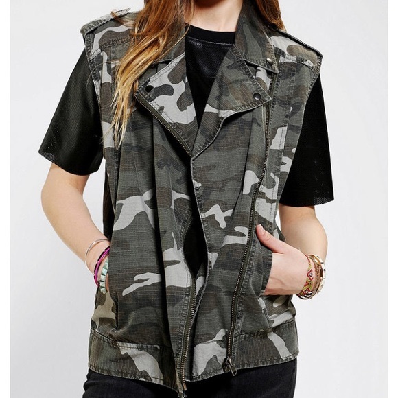 UO Silence + Noise Camo Print Embroidered Vest - Picture 2 of 11